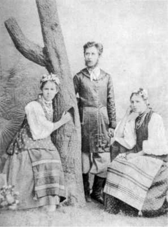 Леся Українка з братом Михайлом і Маргаритою Комаровою. Фото початку 1890-х років
